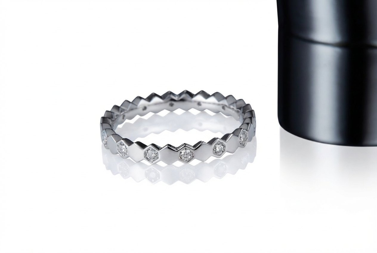 Danse de l’Abeille entre Lumière et Ombre Bague Moissanite en Argent S925