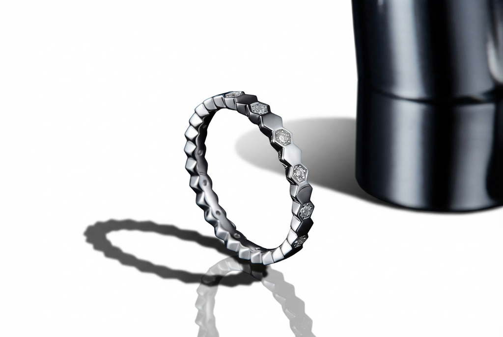 Danse de l’Abeille entre Lumière et Ombre Bague Moissanite en Argent S925